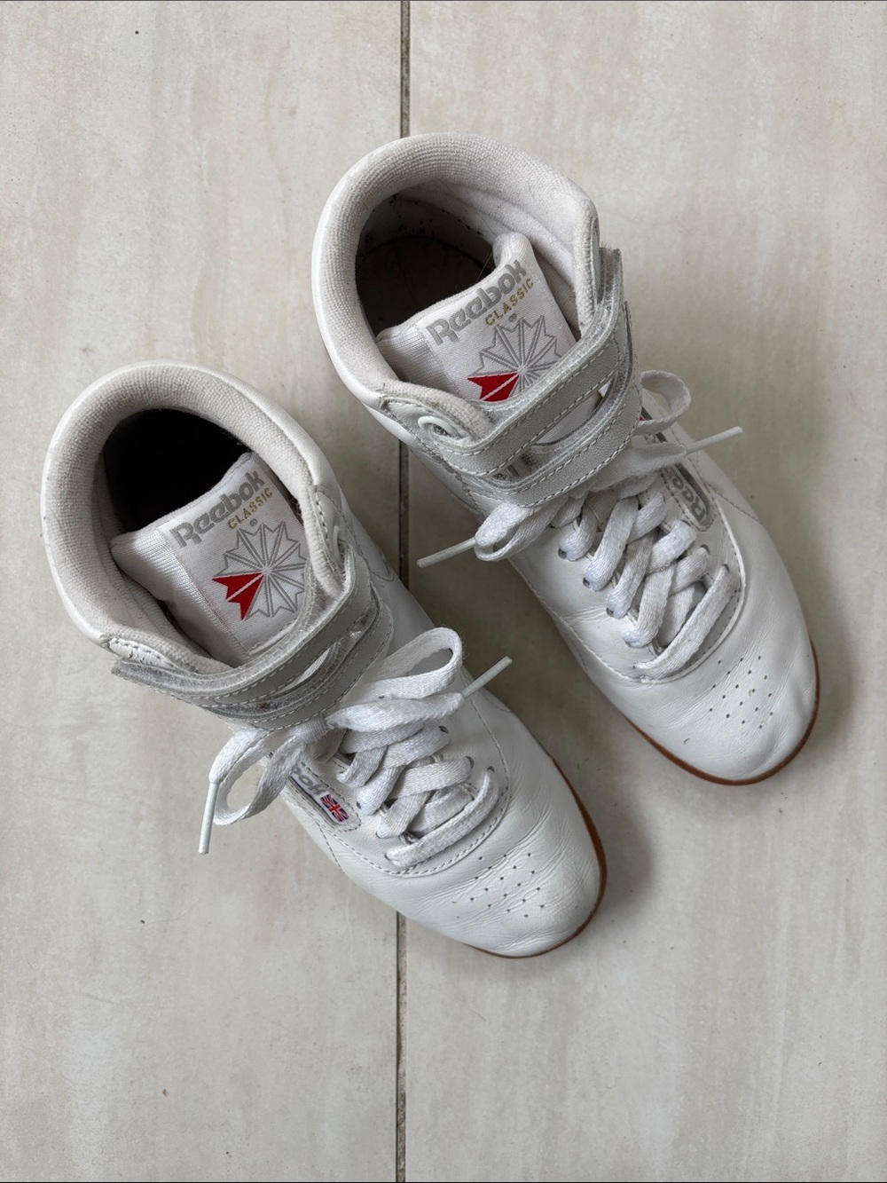 Reebok Women's Freestyle HI Walking Shoe White/Red/Gum 6.5 - Picture 3 of 11